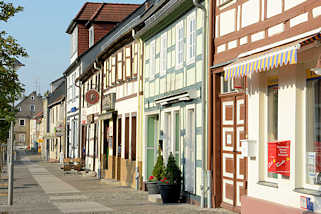 0063 Wohnhuser und Geschfte - historische Fachwerkarchitektur am Markt in Wusterhausen an der Dosse.