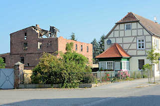 0068 Altes verfallenes Ziegelgebude ohne Dach - restauriertes Fachwerkhaus; Architektur in Wusterhausen, Dosse.