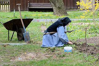 0033 Nonne im Kloster Zarnowitz bei der Gartenarbeit - Schubkarre mit Spaten.